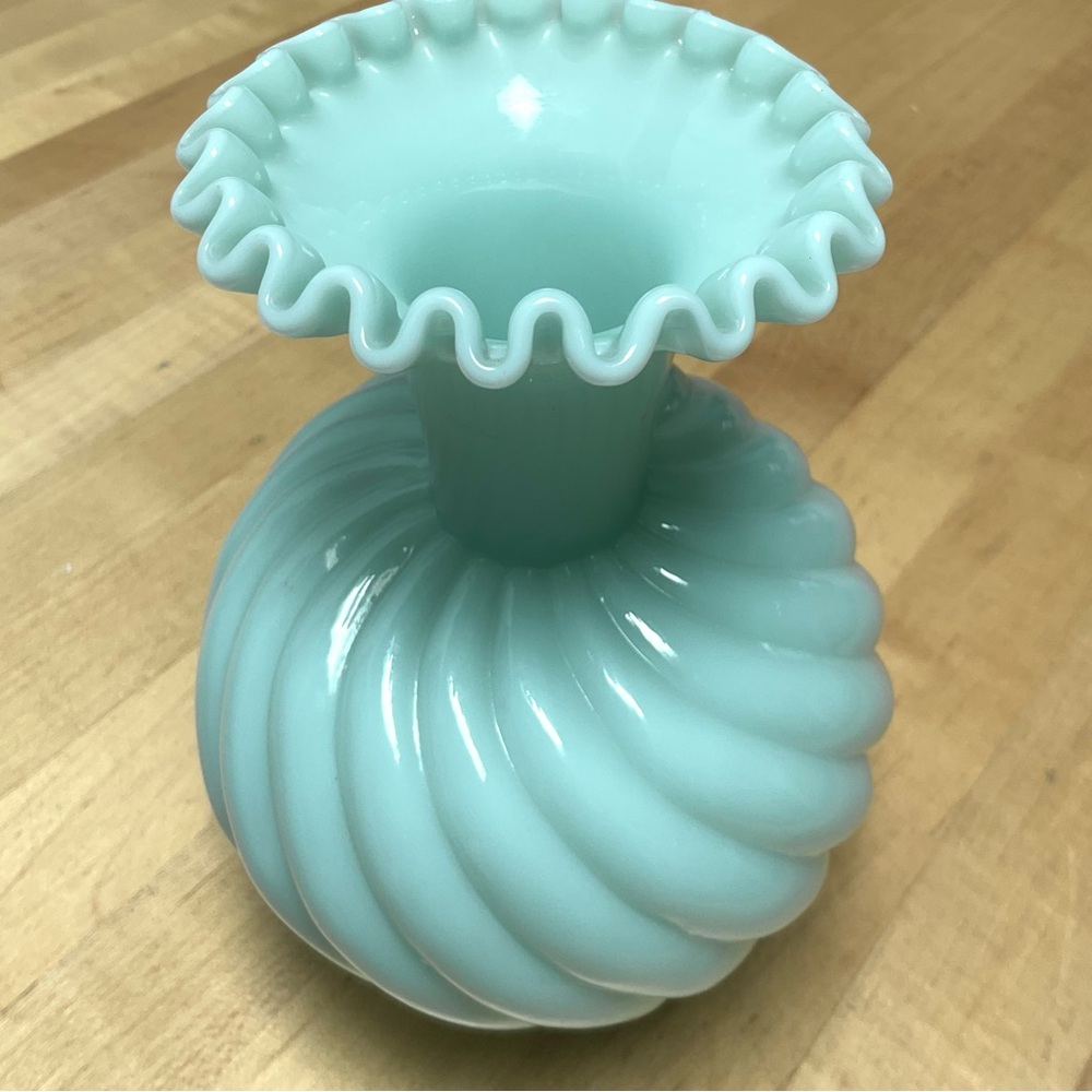 Fenton Swirl Vase in Pastel Mint Green Milk Glass - 1950s - Picture 5 of 10